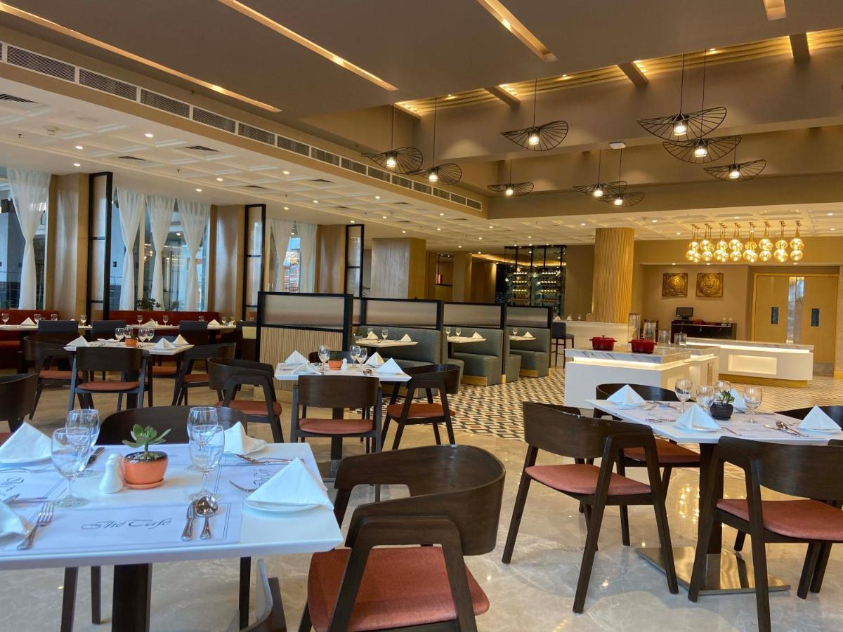 Hotel The Everest 5*