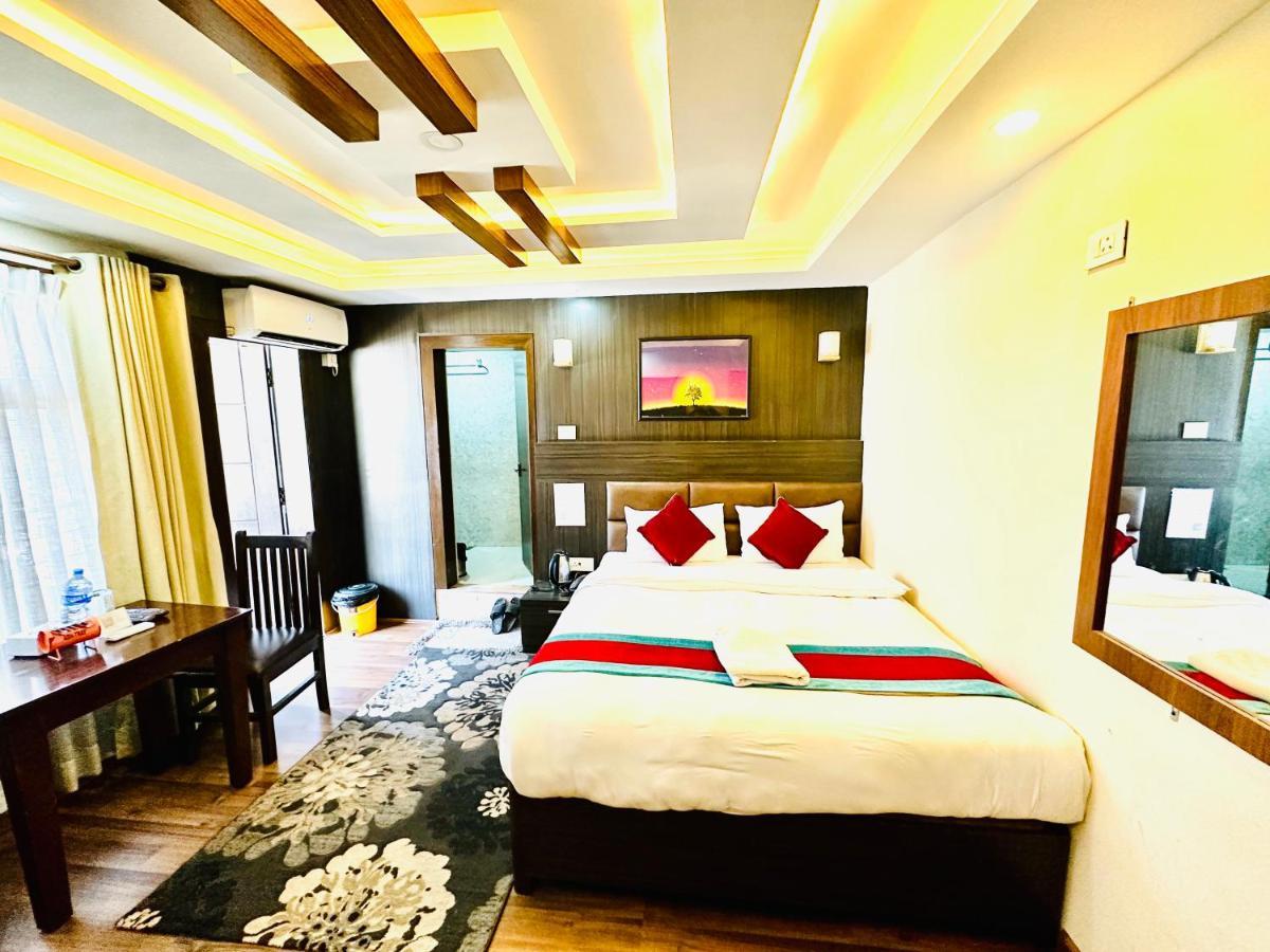Airport Deepshree Hotel *