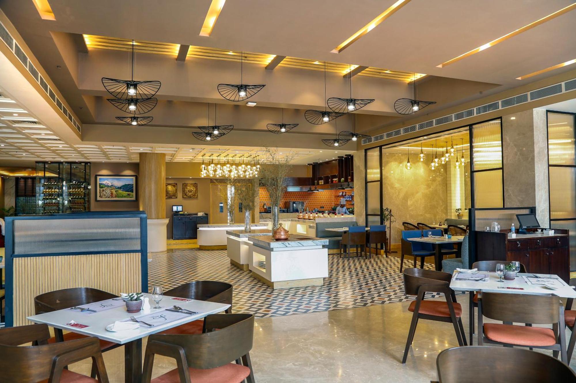 Hotel The Everest 5*
