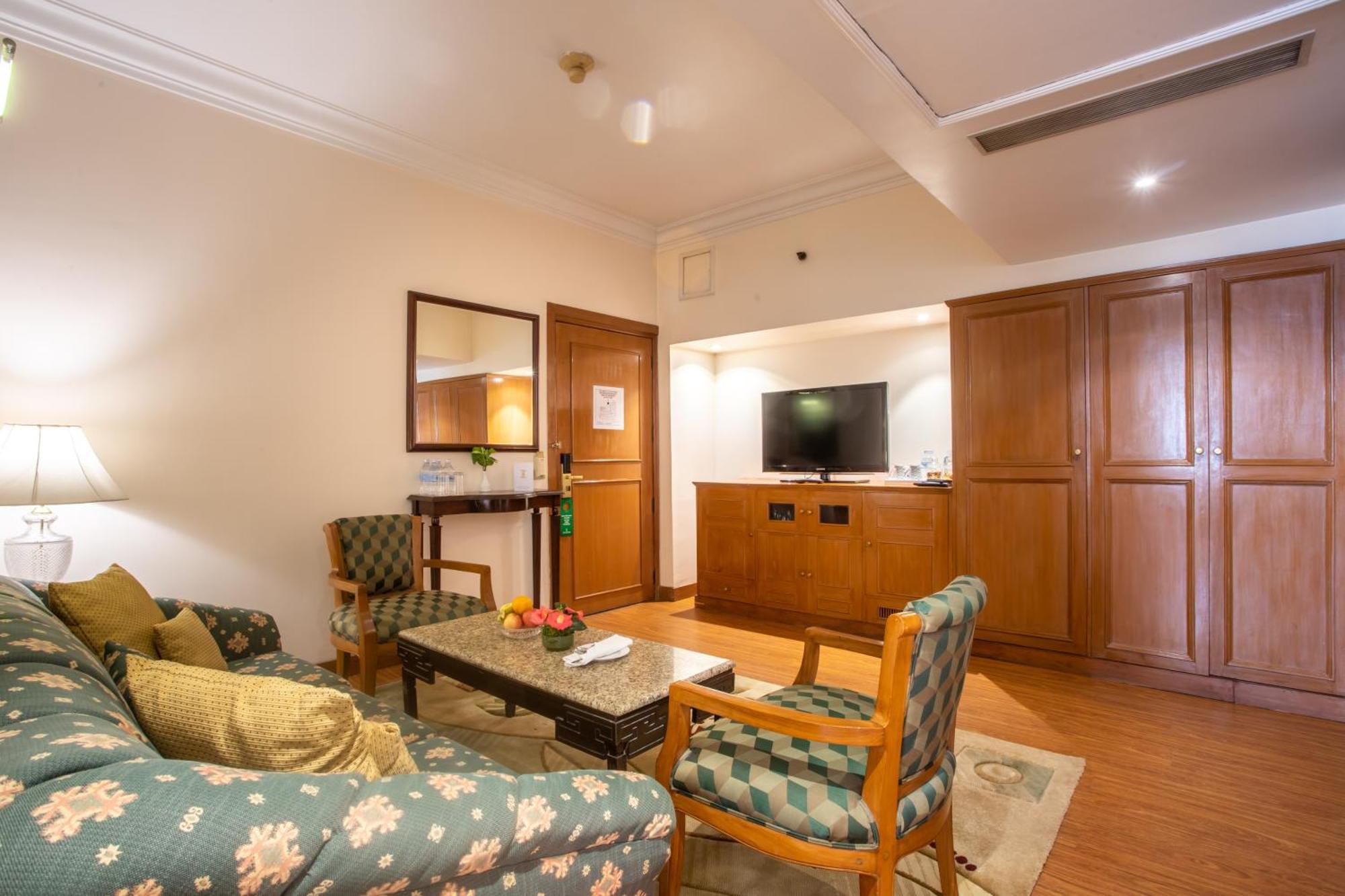 Hotel The Everest 5*