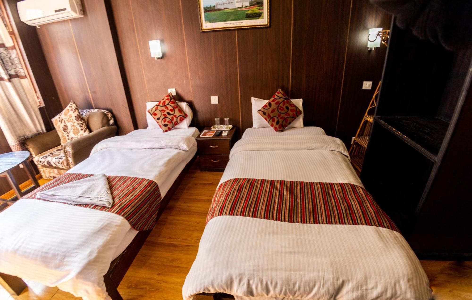 Traveler's Hotel *
