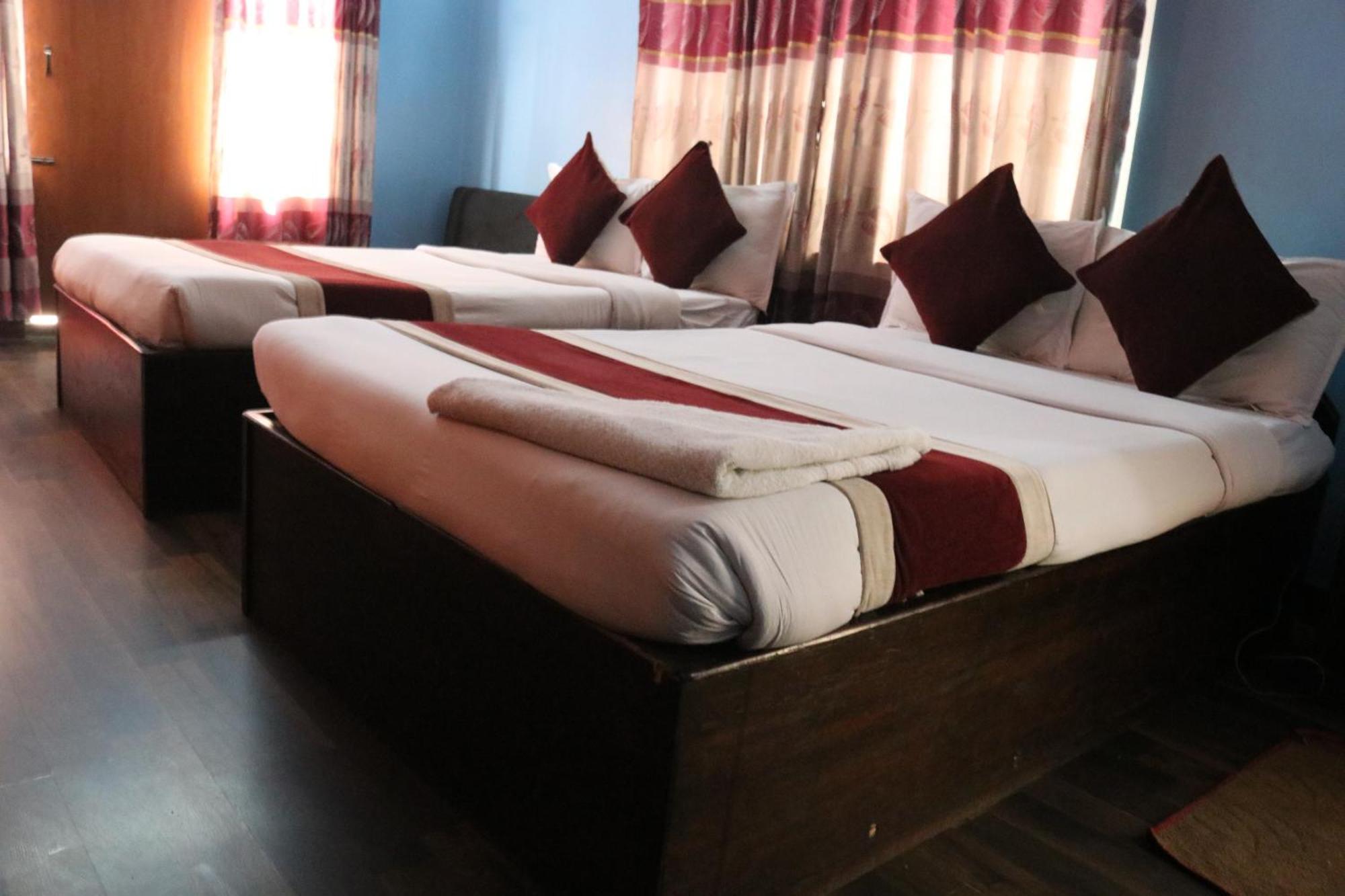 Pashupati Plaza Hotel *