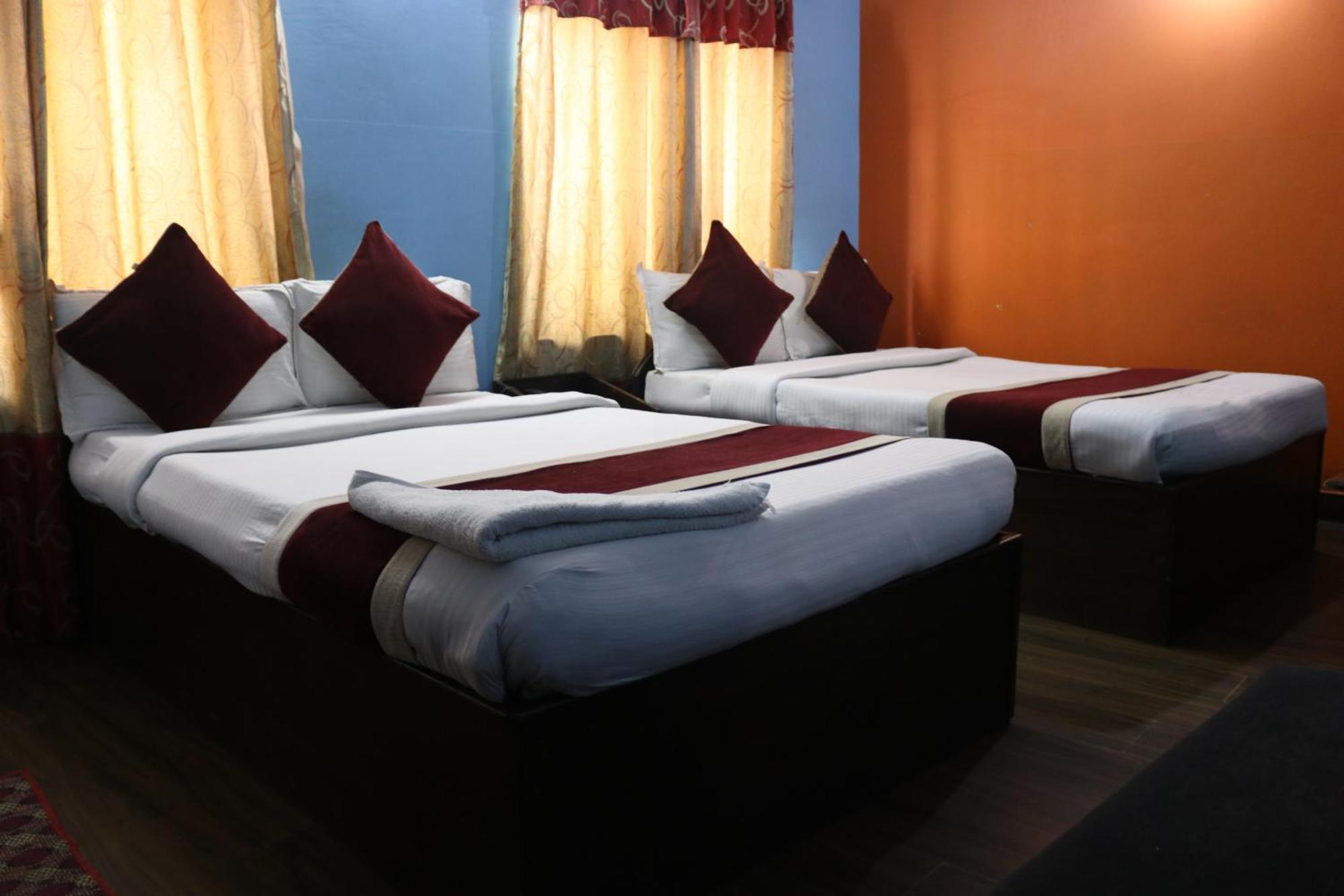 Pashupati Plaza Hotel *