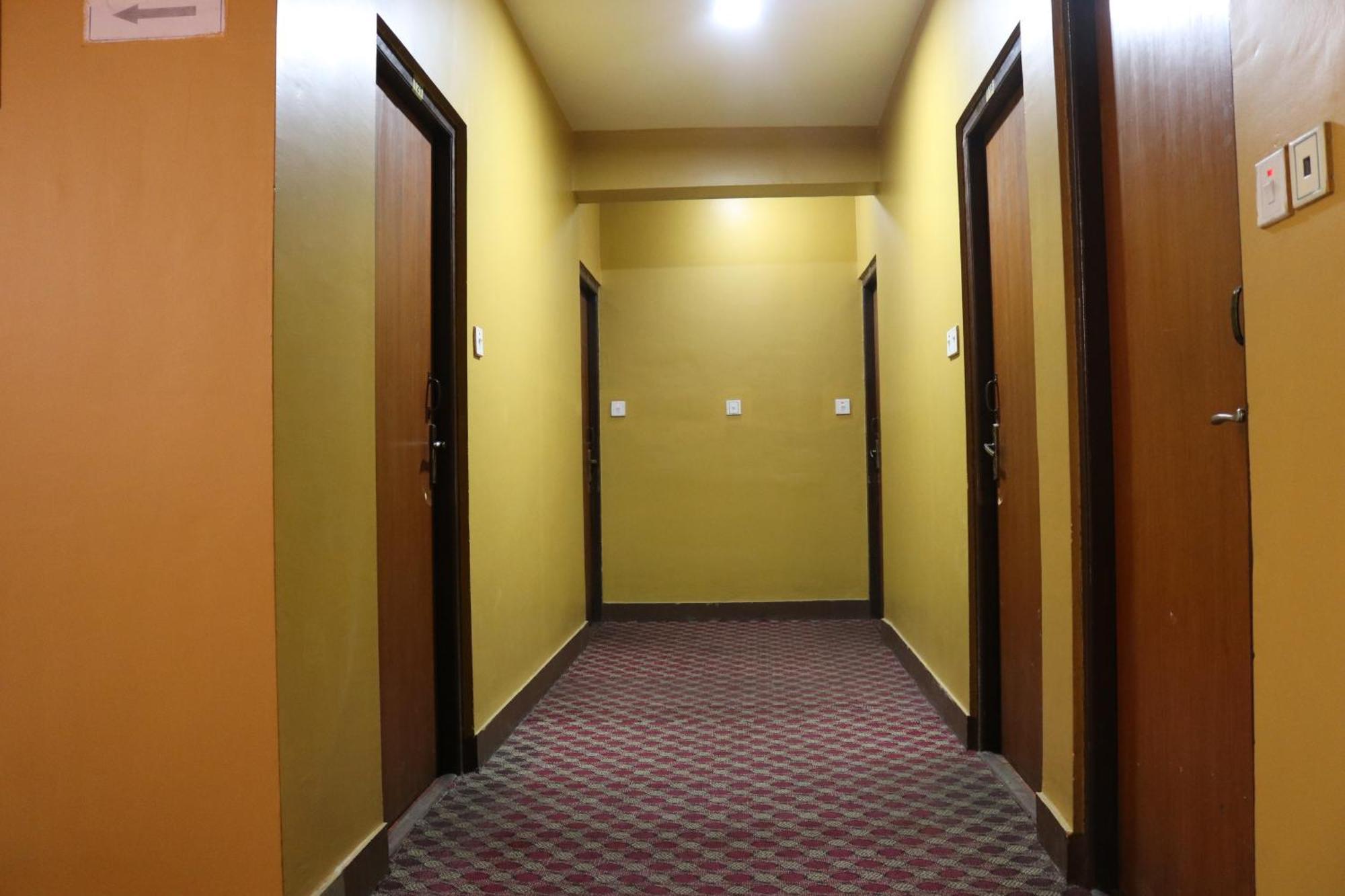 Pashupati Plaza Hotel *