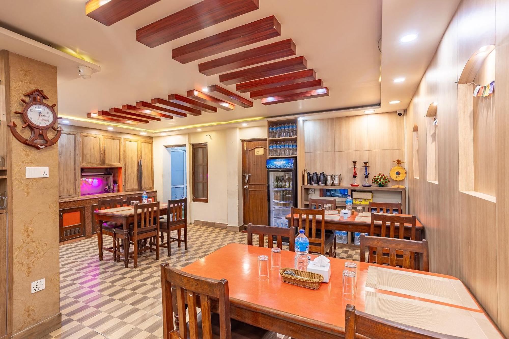 Oyo 821 Gauri Hotel *