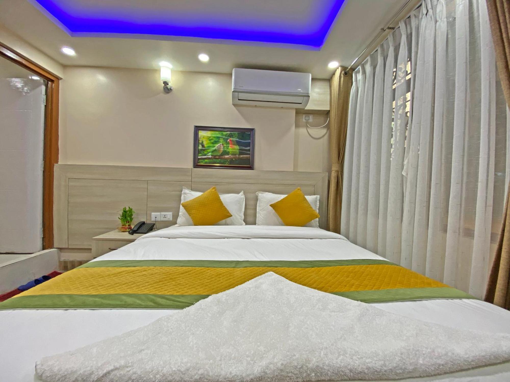 Aaradhya Hotel 2*