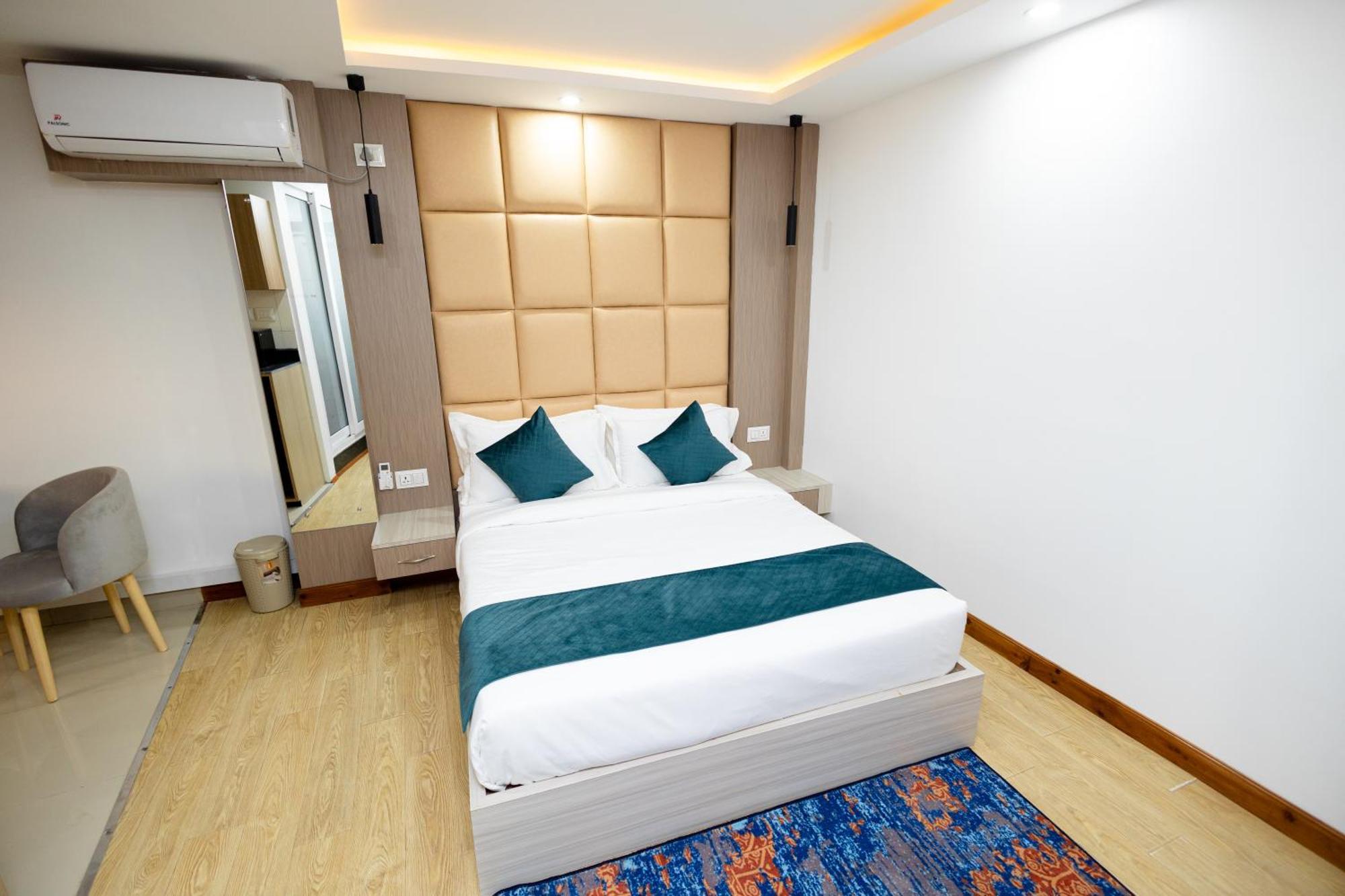 Hotel Srk Service And *