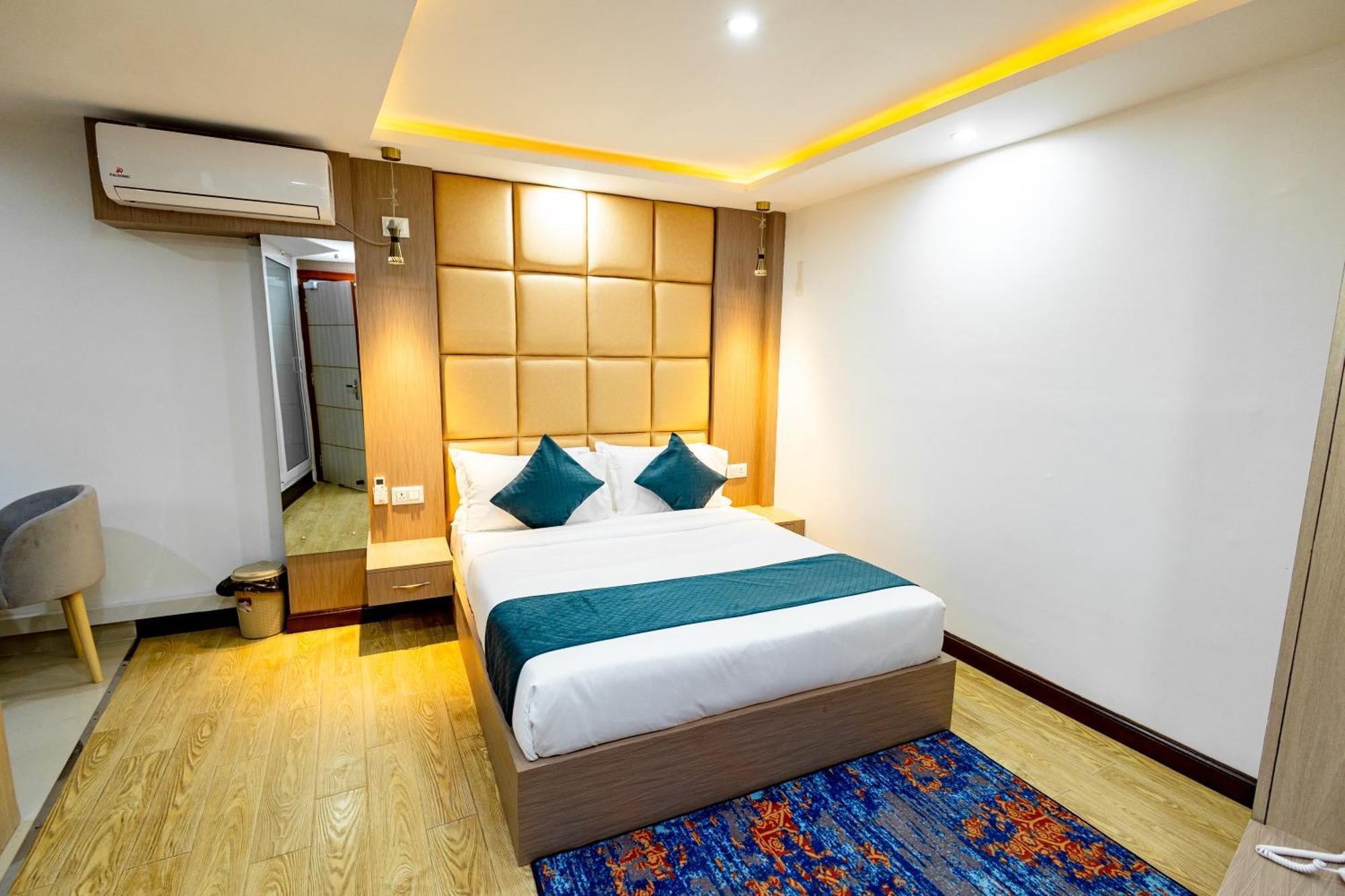 Hotel Srk Service And *