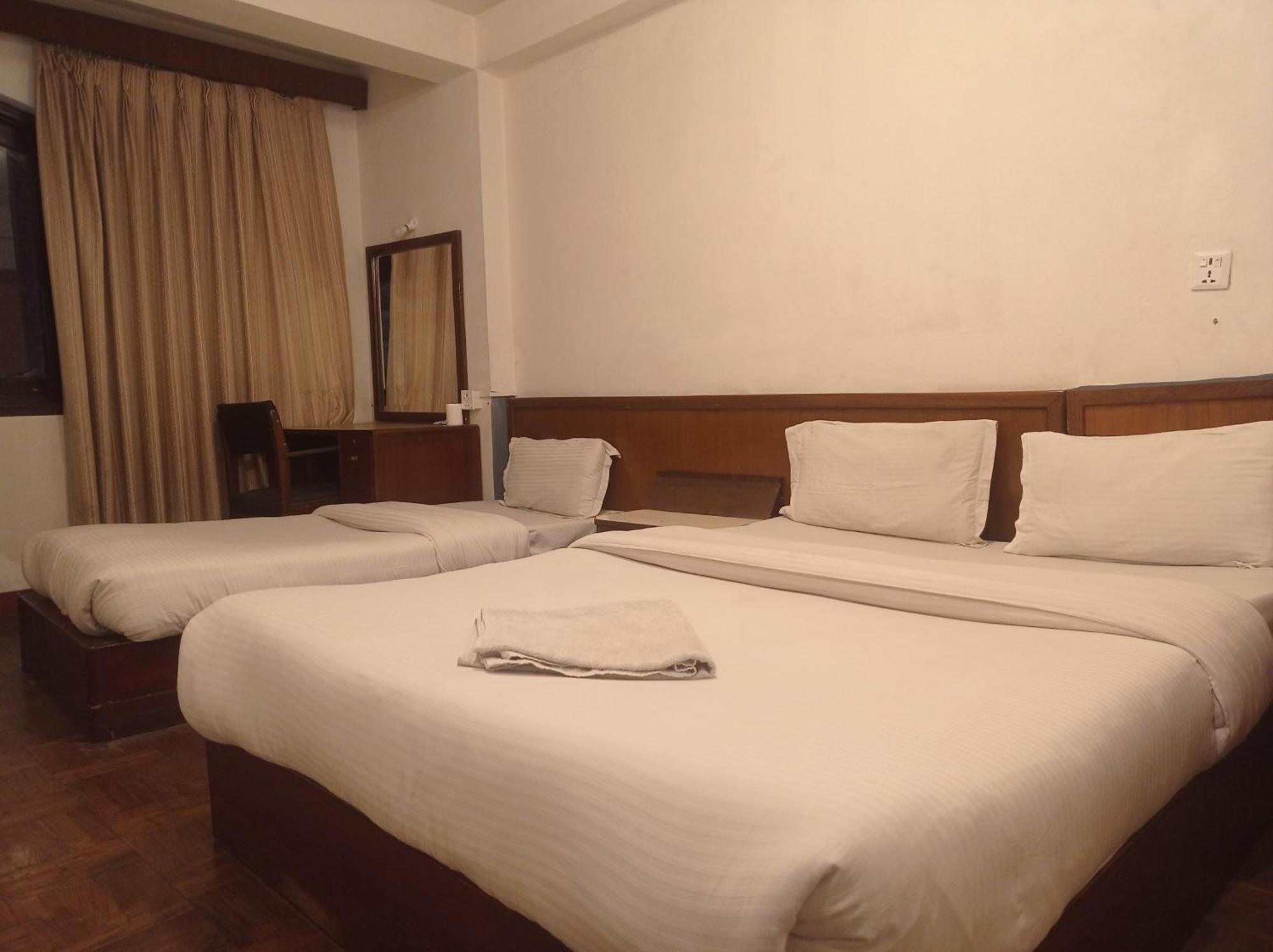 Earth House Hotel 2*
