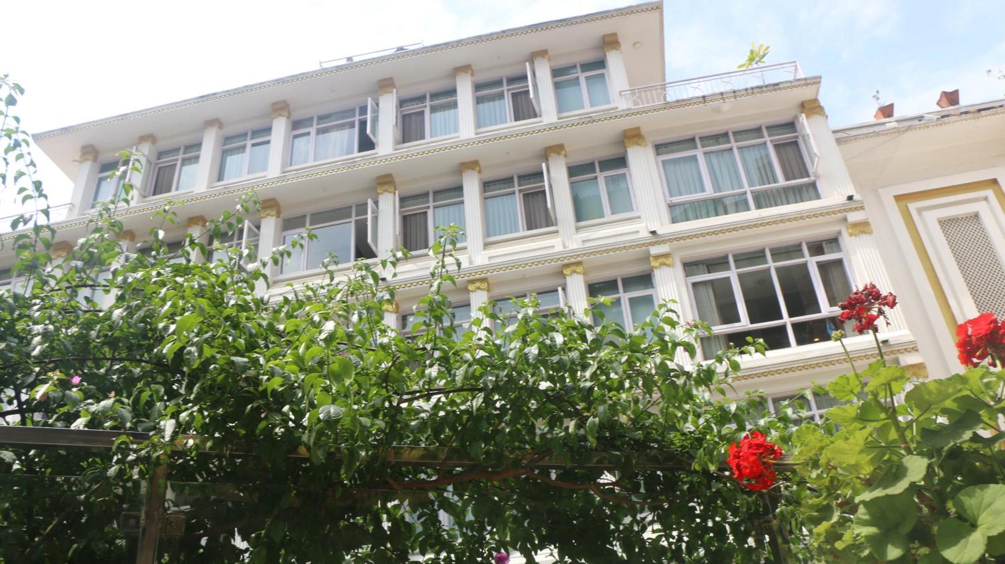 Durbar & Hotel 3*