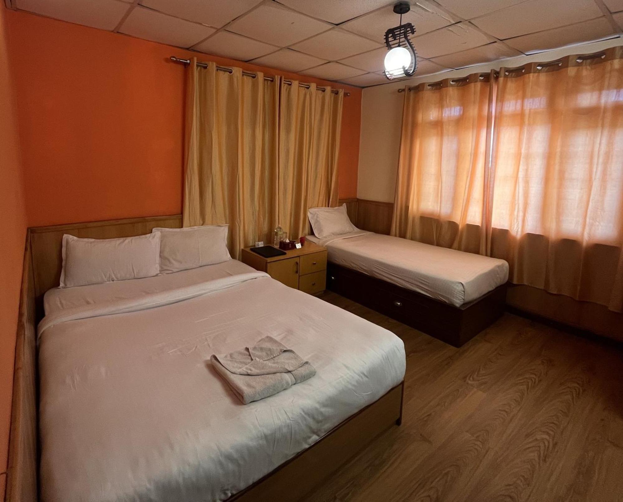 Saanvi & Restaurant 4*