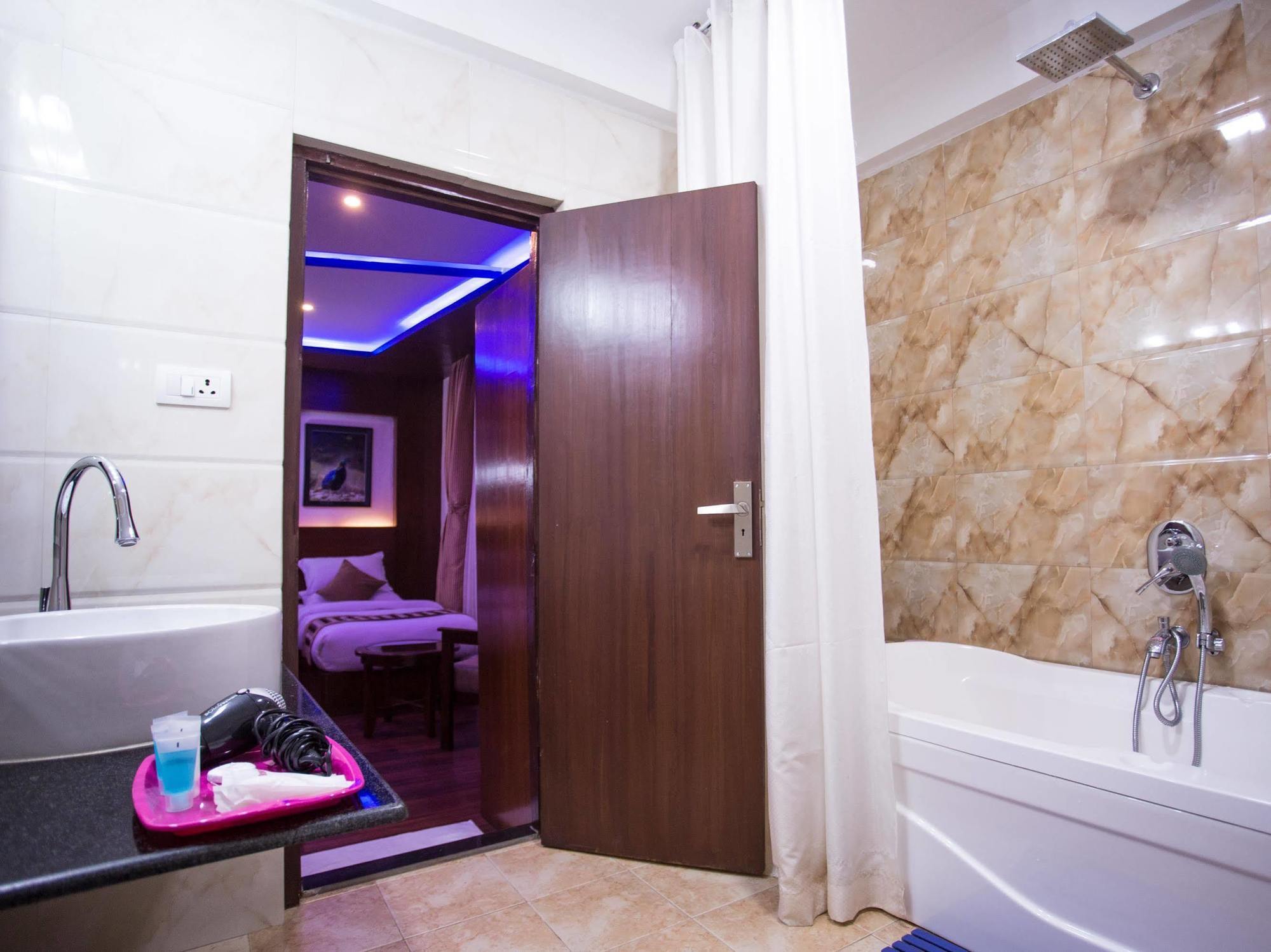 Aryatara Hotel 3*