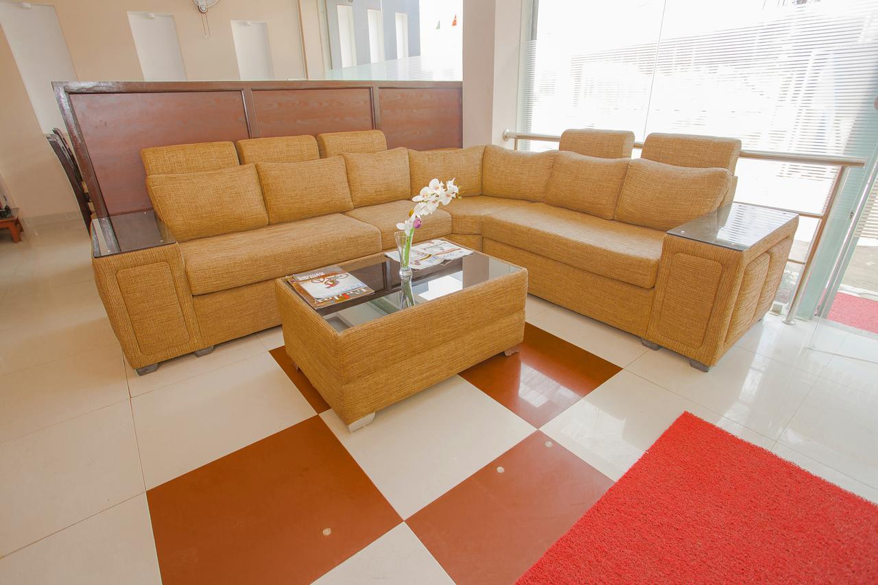 Oyo 136 Om Plaza 2*