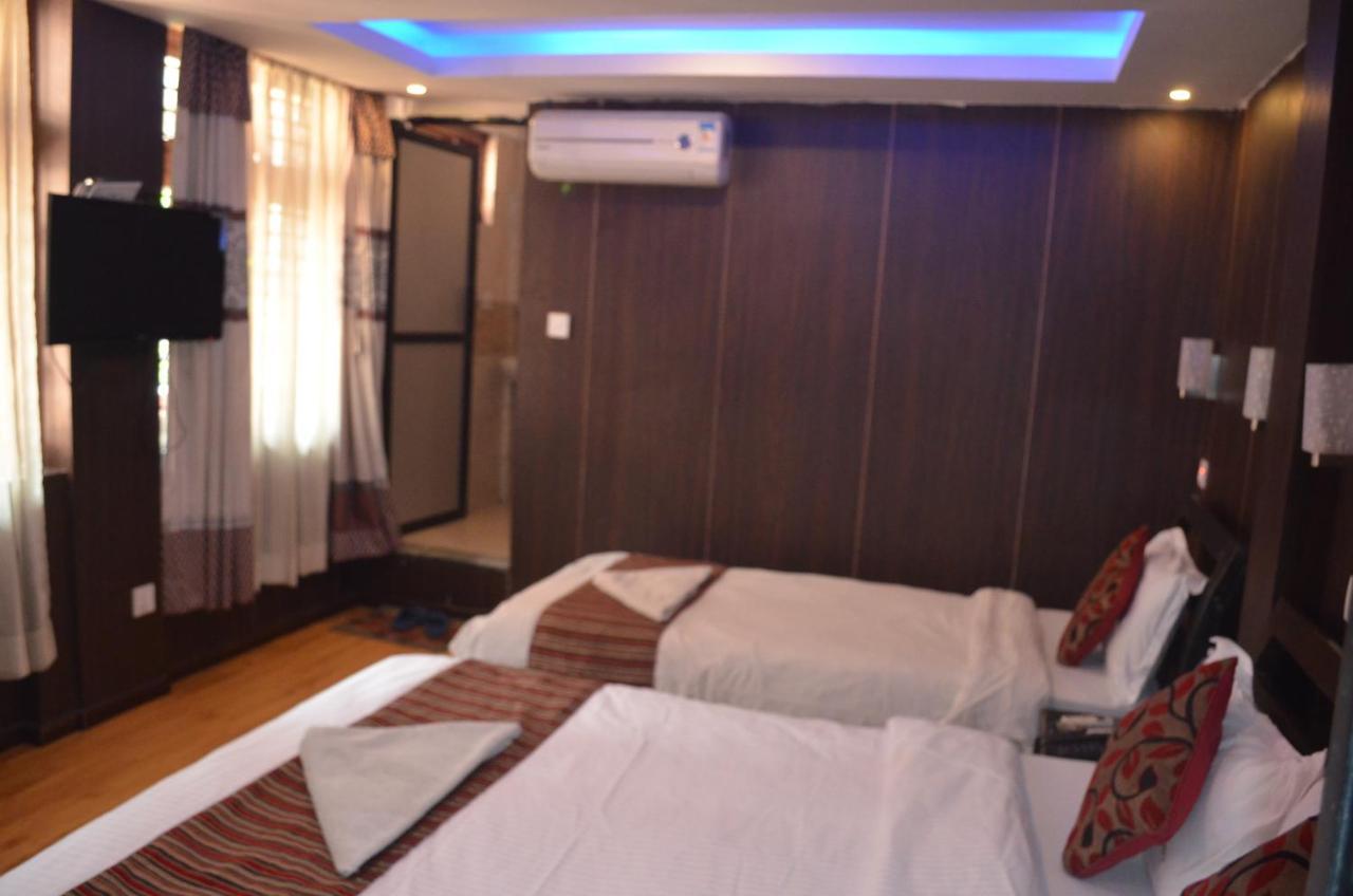 Traveler's Hotel *
