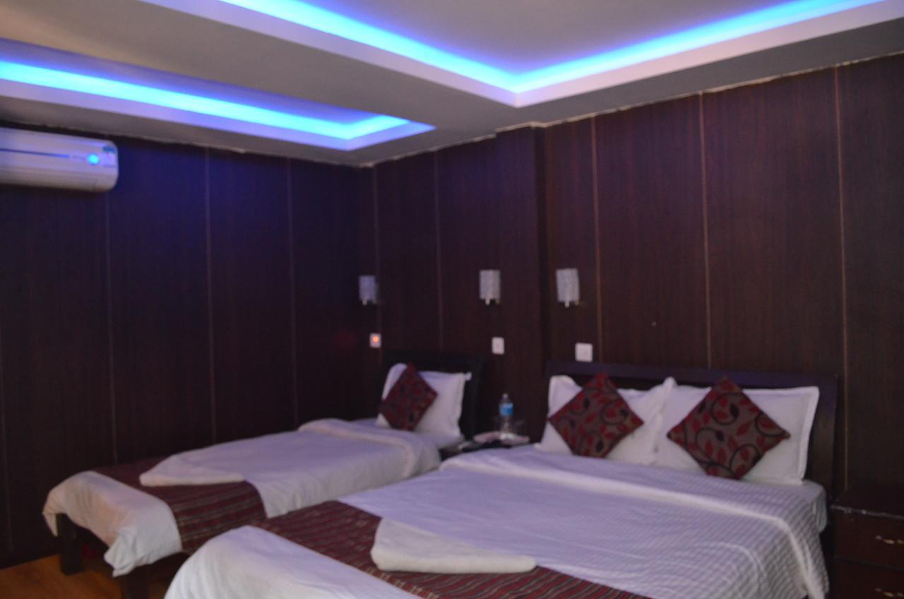 Traveler's Hotel *