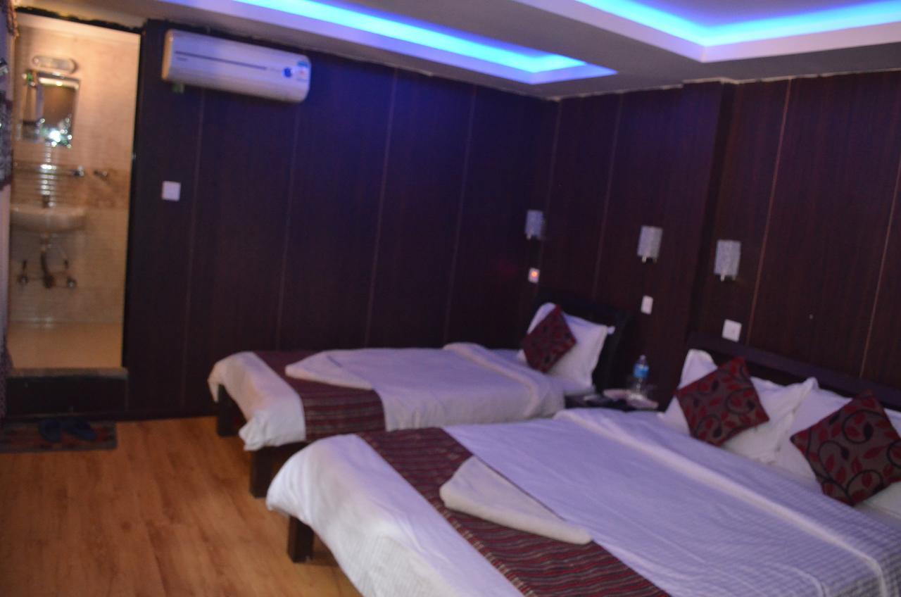Traveler's Hotel *