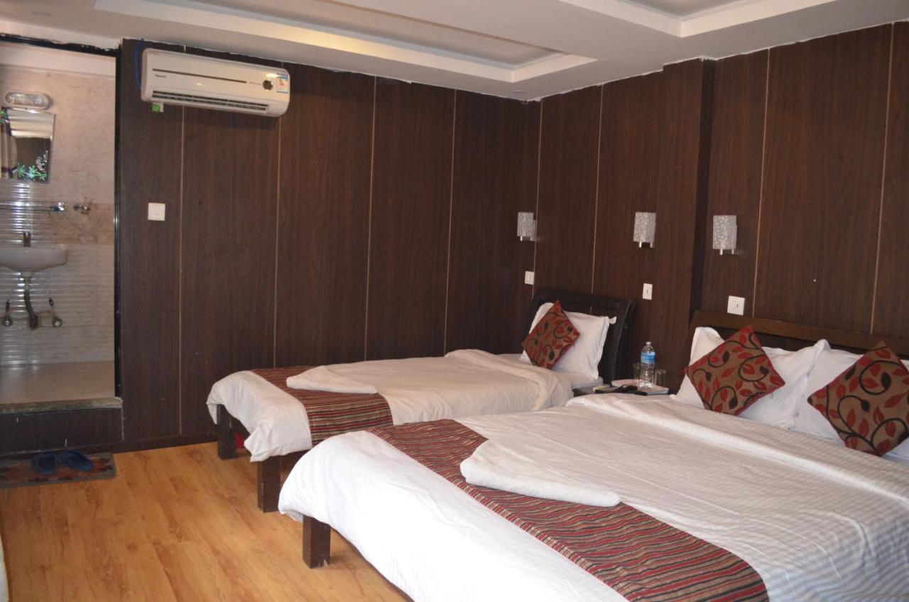 Traveler's Hotel *