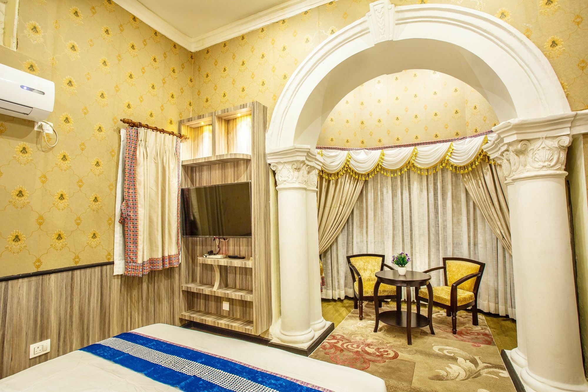 Royal Empire Boutique 3*