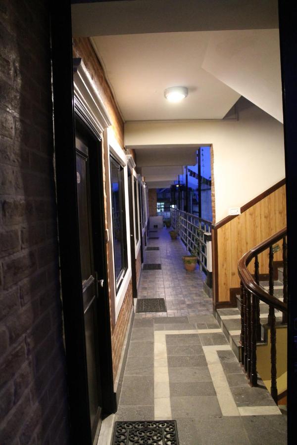 Mandala Hotel *
